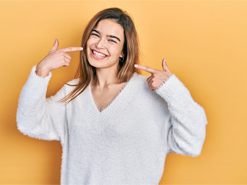 Ragazza che sorride dal dentista