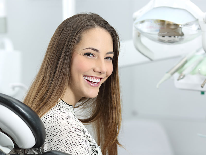 Donna rilassata dal dentista