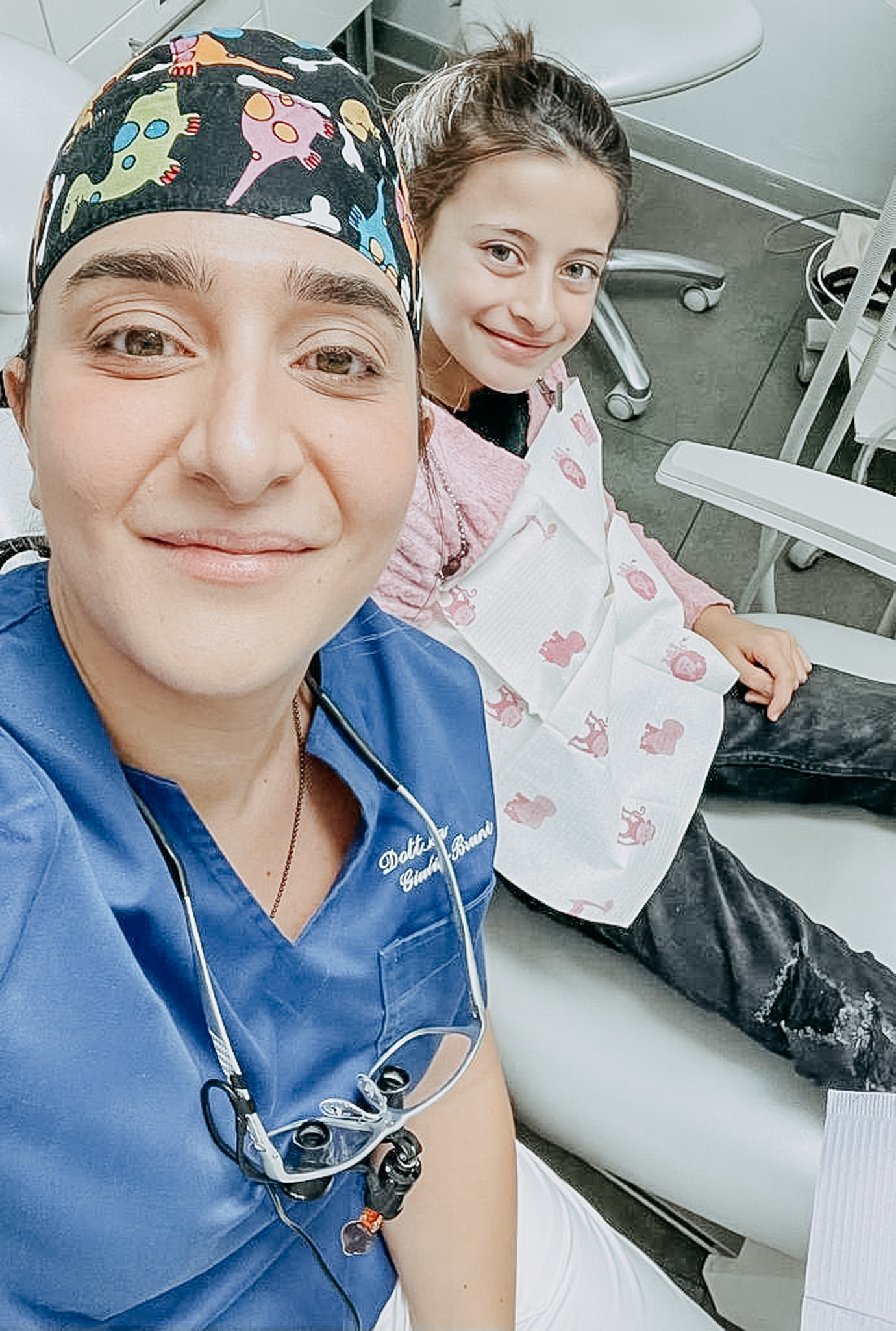 Dentista che parla con una bambina