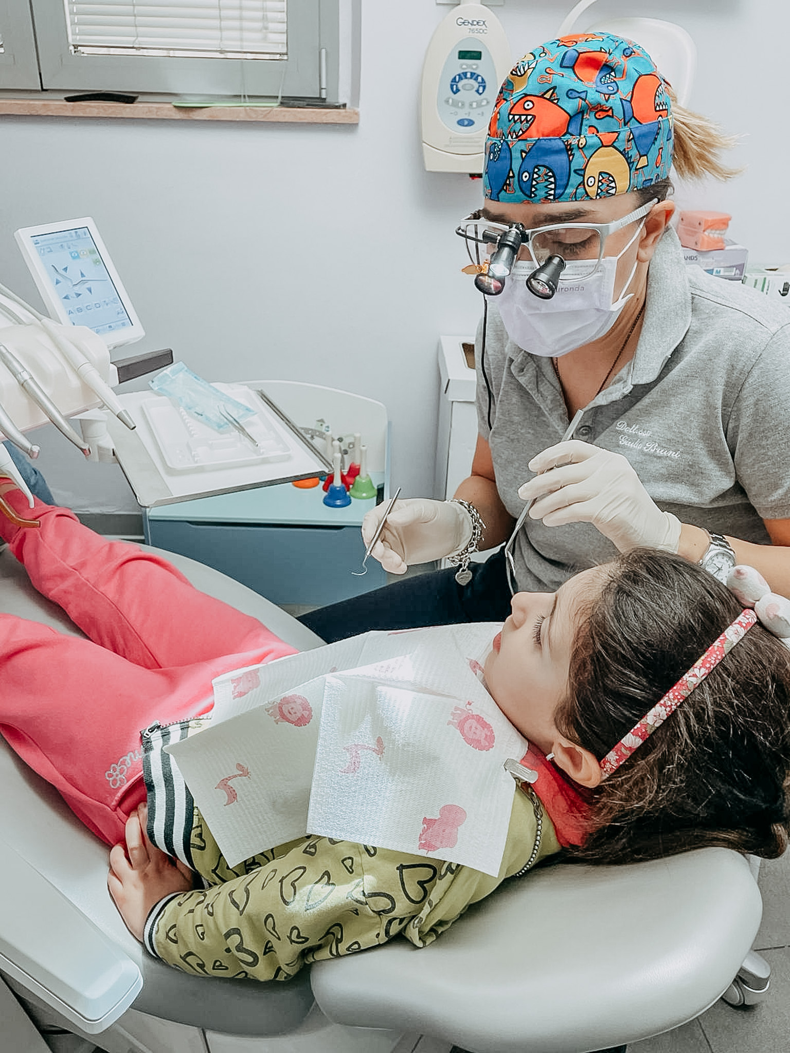 Bambina con attrezzo dentista