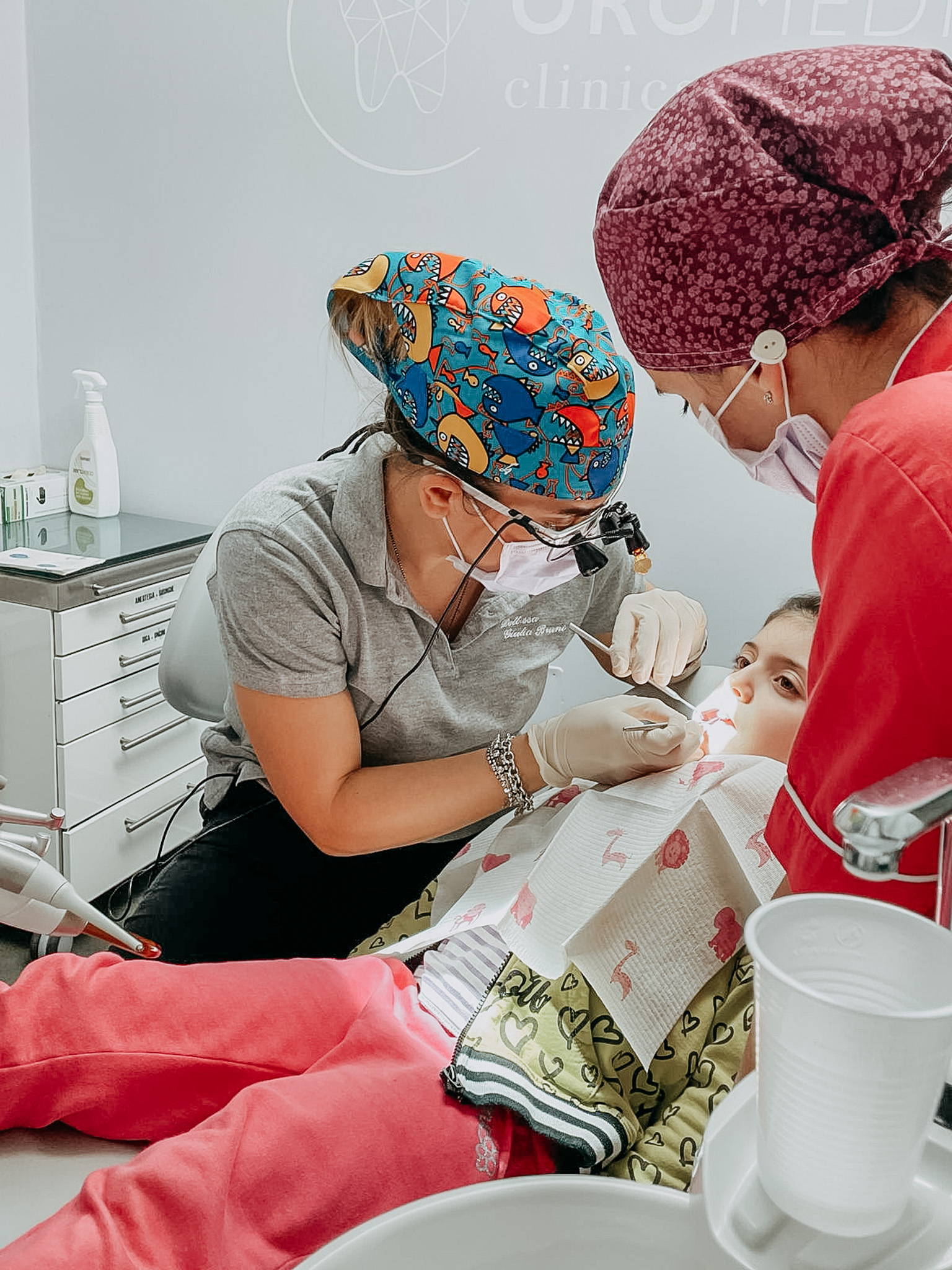 Dentista fa una visita ad una bambina
